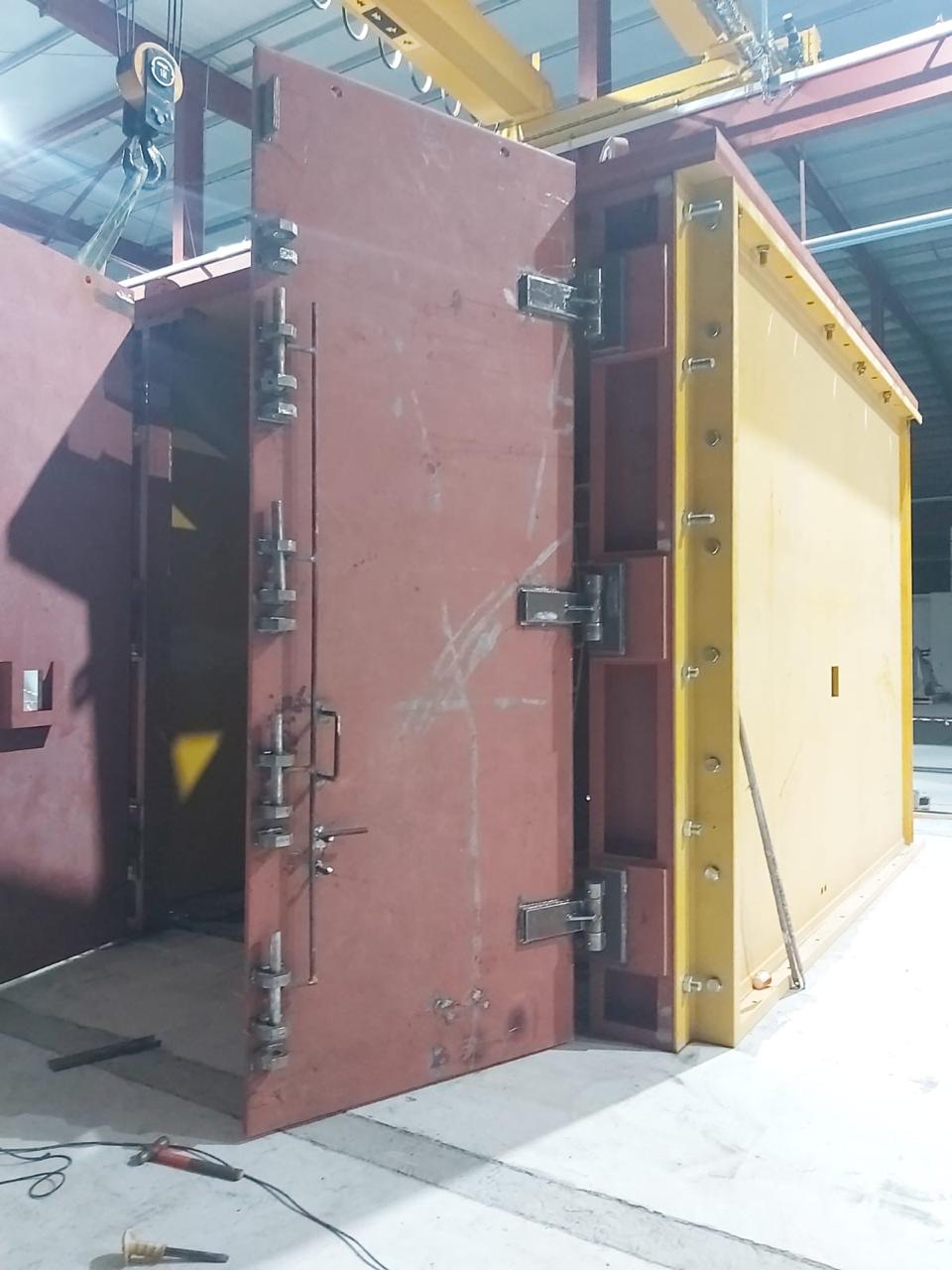 Hydro test cell door assembly